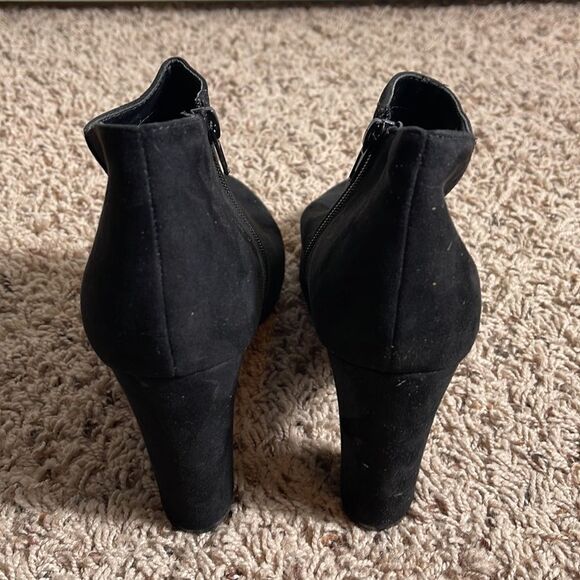 MADDEN NYC BLACK FAUX SUEDE BOOTIE SIZE 8.5 - Picture 3 of 7